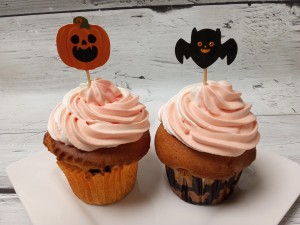 Tysia - Babeczka z nadzieniem wiśniowym, śmietaną i dekoracją halloween - szt